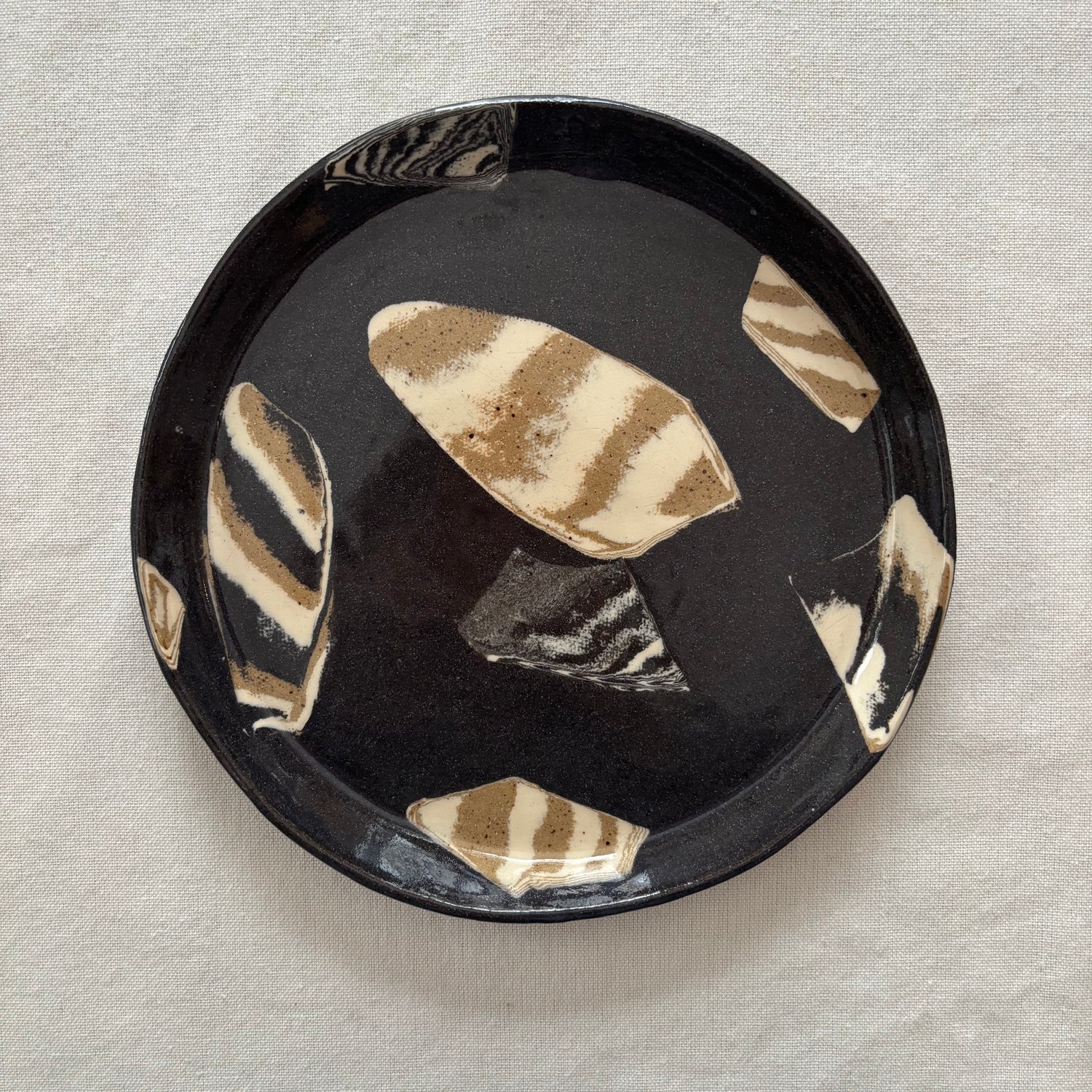 Nerikomi Geo Plate Noir and Sand grid image