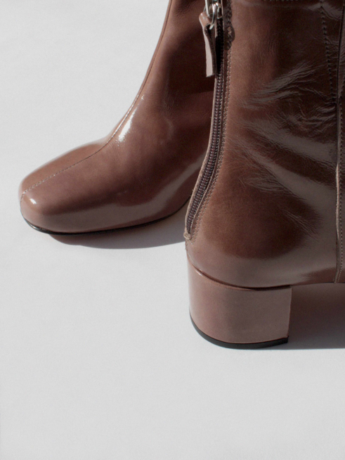 About Arianne Leo Taupe