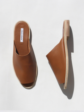 About Arianne Mao Slide Cuir