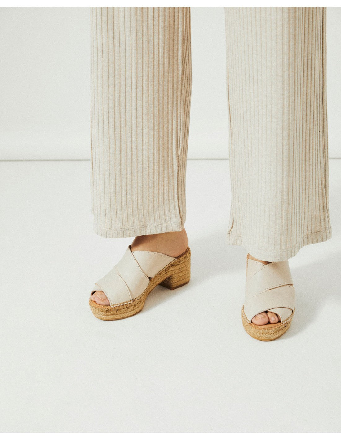 Naguisa Taimen Mule Ecru