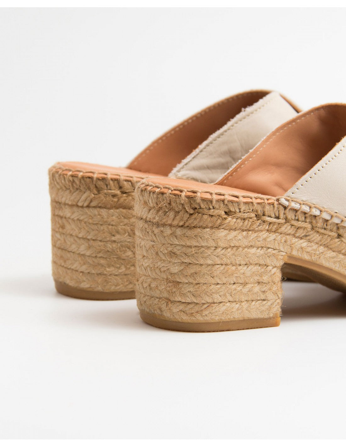 Naguisa Taimen Mule Ecru